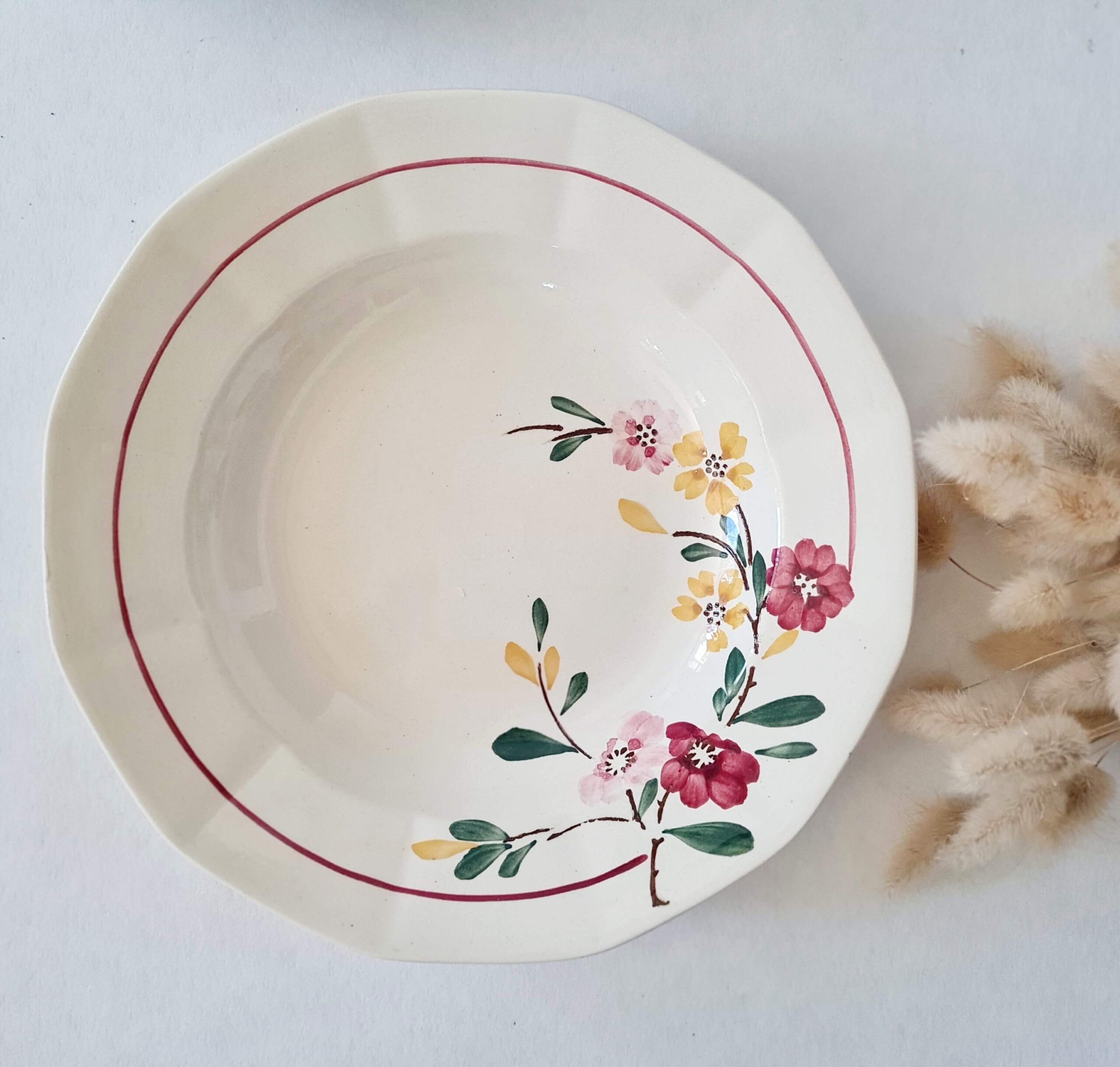Assiette creuse vintage en faïence blanche avec fleurs champêtres peintes à la main