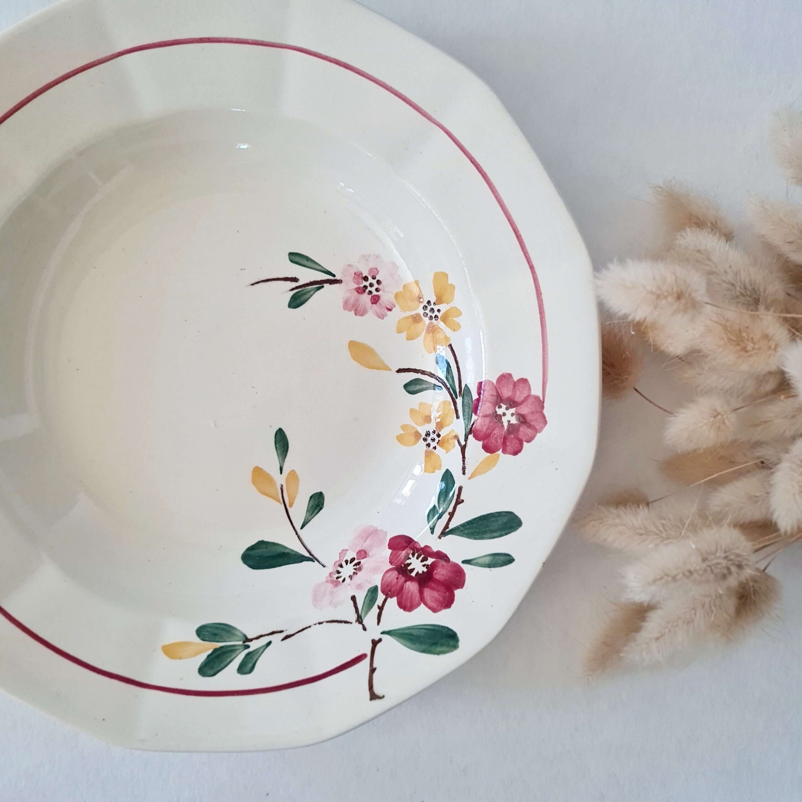 Assiette creuse fleurie vintage Sarreguemines mise en scène dans un esprit champêtre
