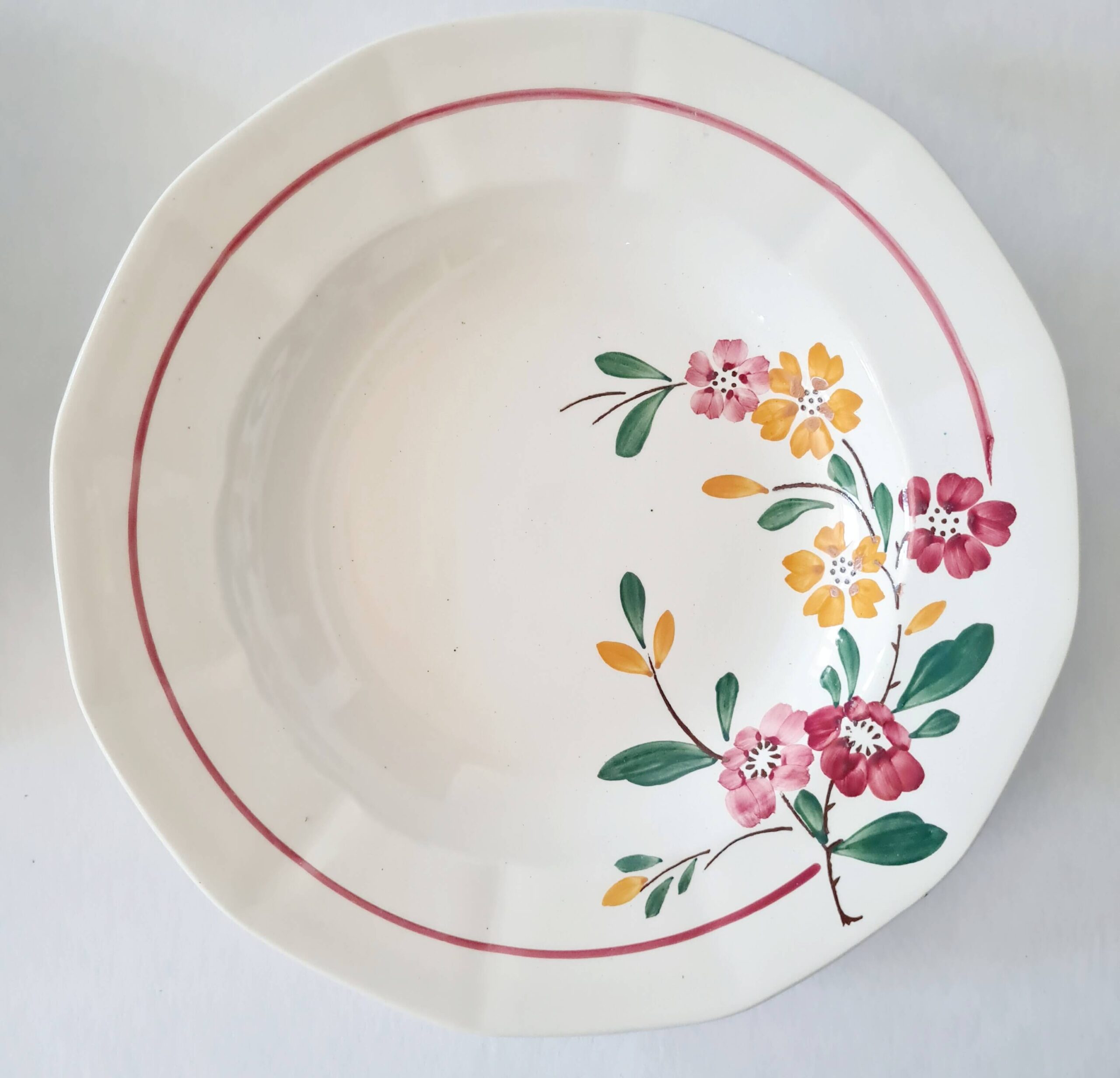 Assiette creuse fleurie vintage Sarreguemines mise en scène dans un esprit champêtre