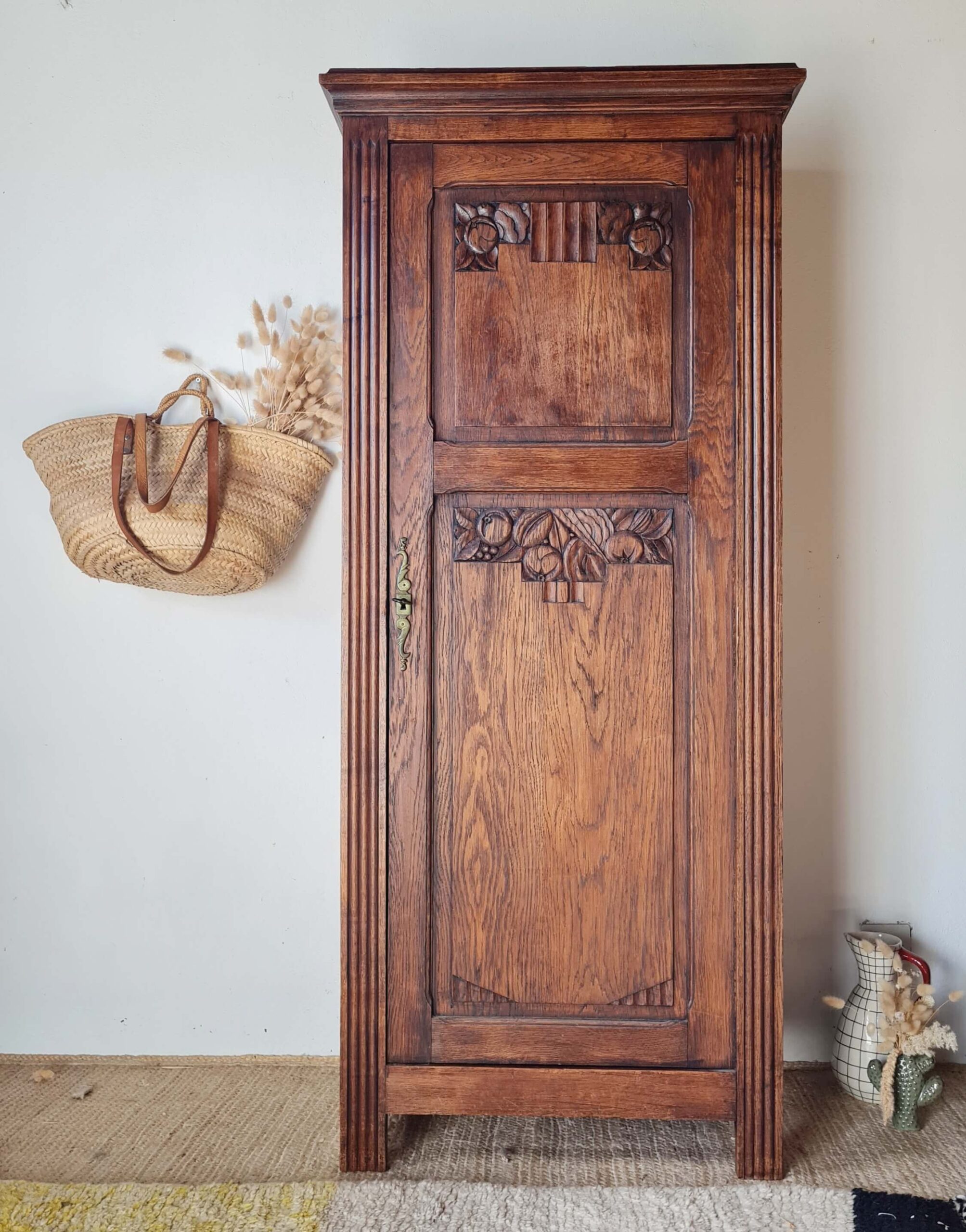 Armoire une porte ancienne en chêne sculpté style Art Déco