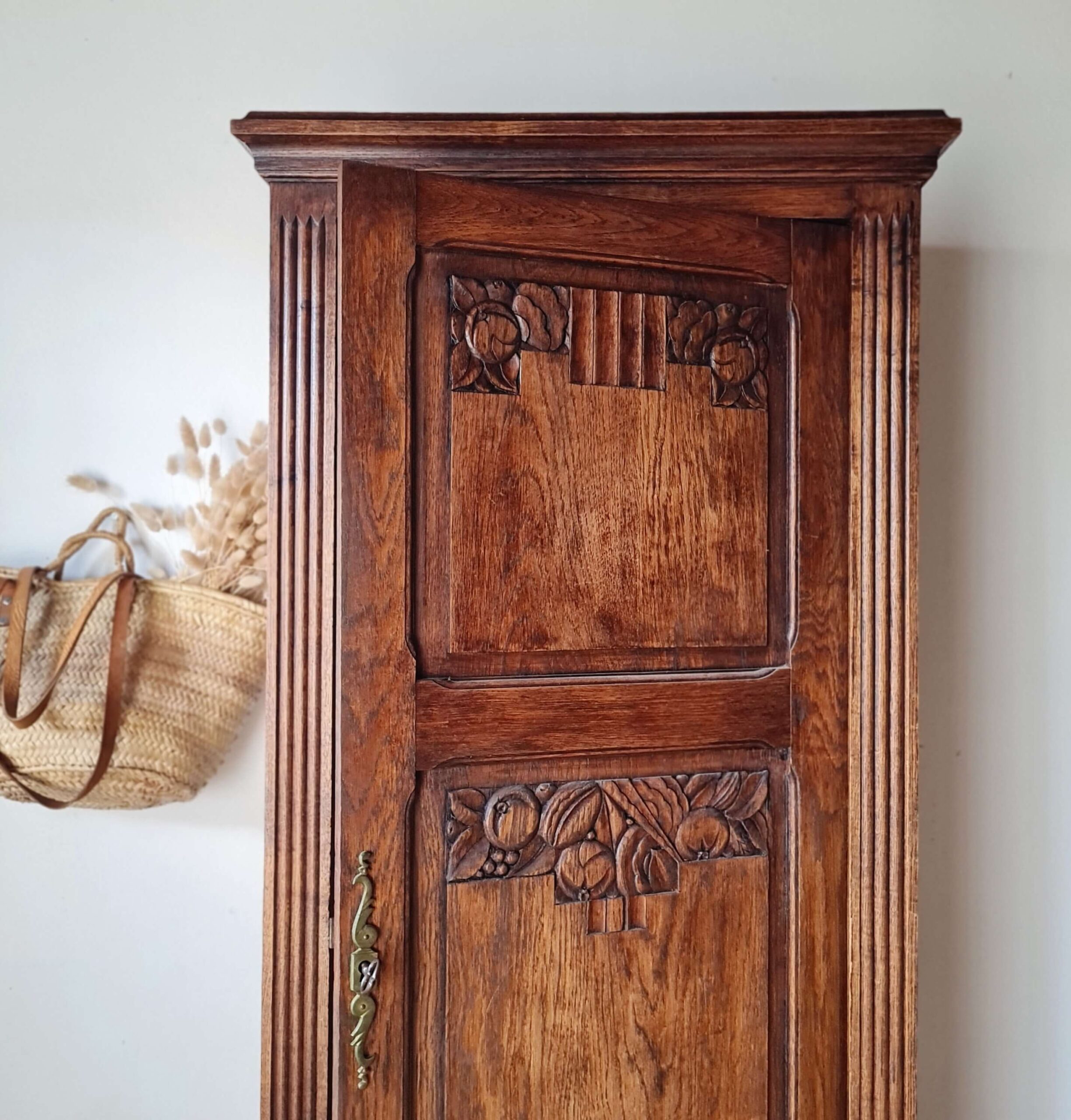 Bonnetière vintage en chêne avec porte entrouverte et clé en laiton
