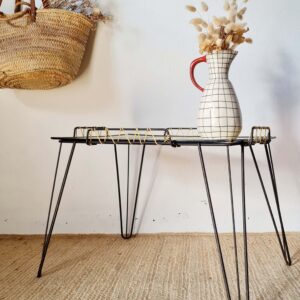 Table basse vintage en métal noir et scoubidou des années 50 sur fond blanc.