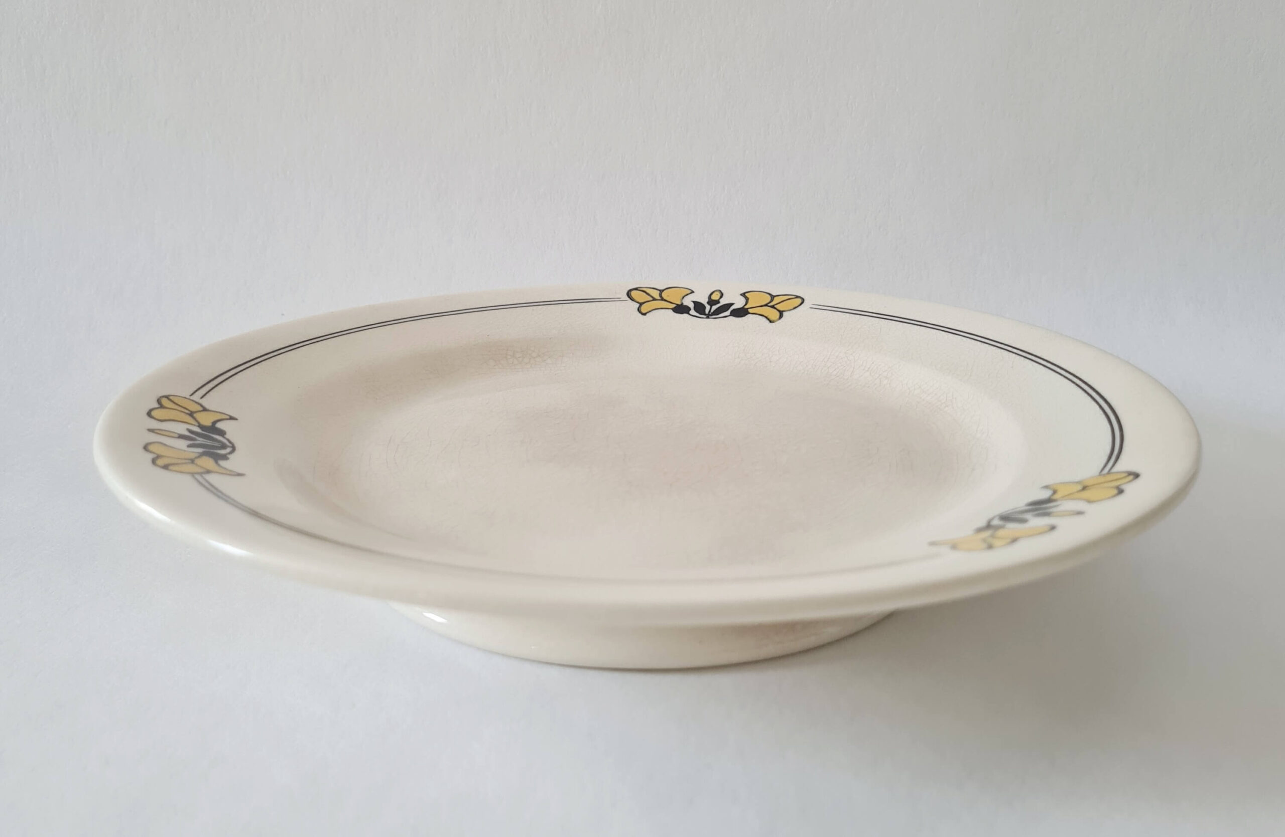 compotier-art-deco-faience-blanche-motifs-jaunes-salins-renee.jpg