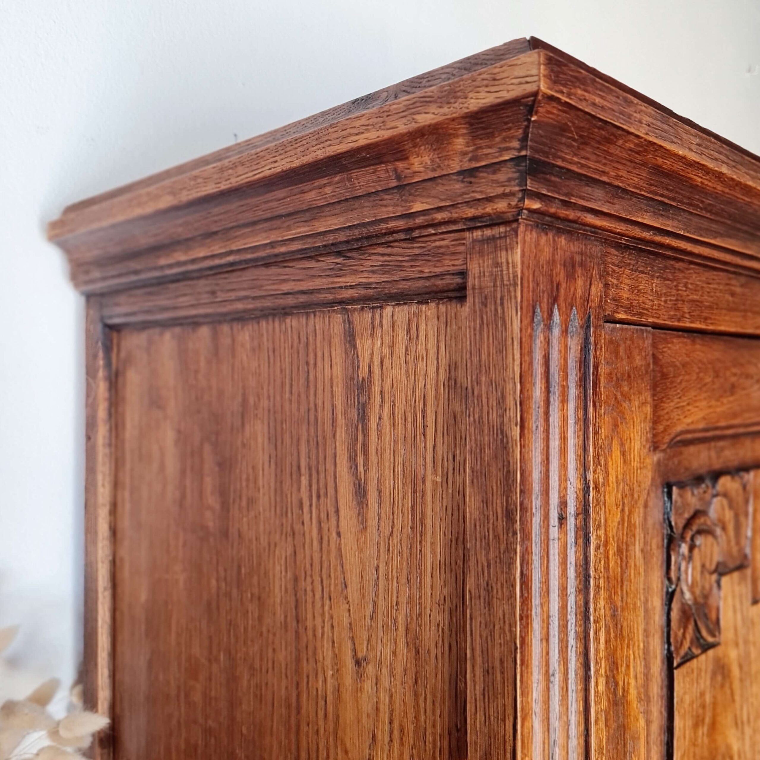 Patine chaleureuse et assemblage traditionnel sur meuble en chêne