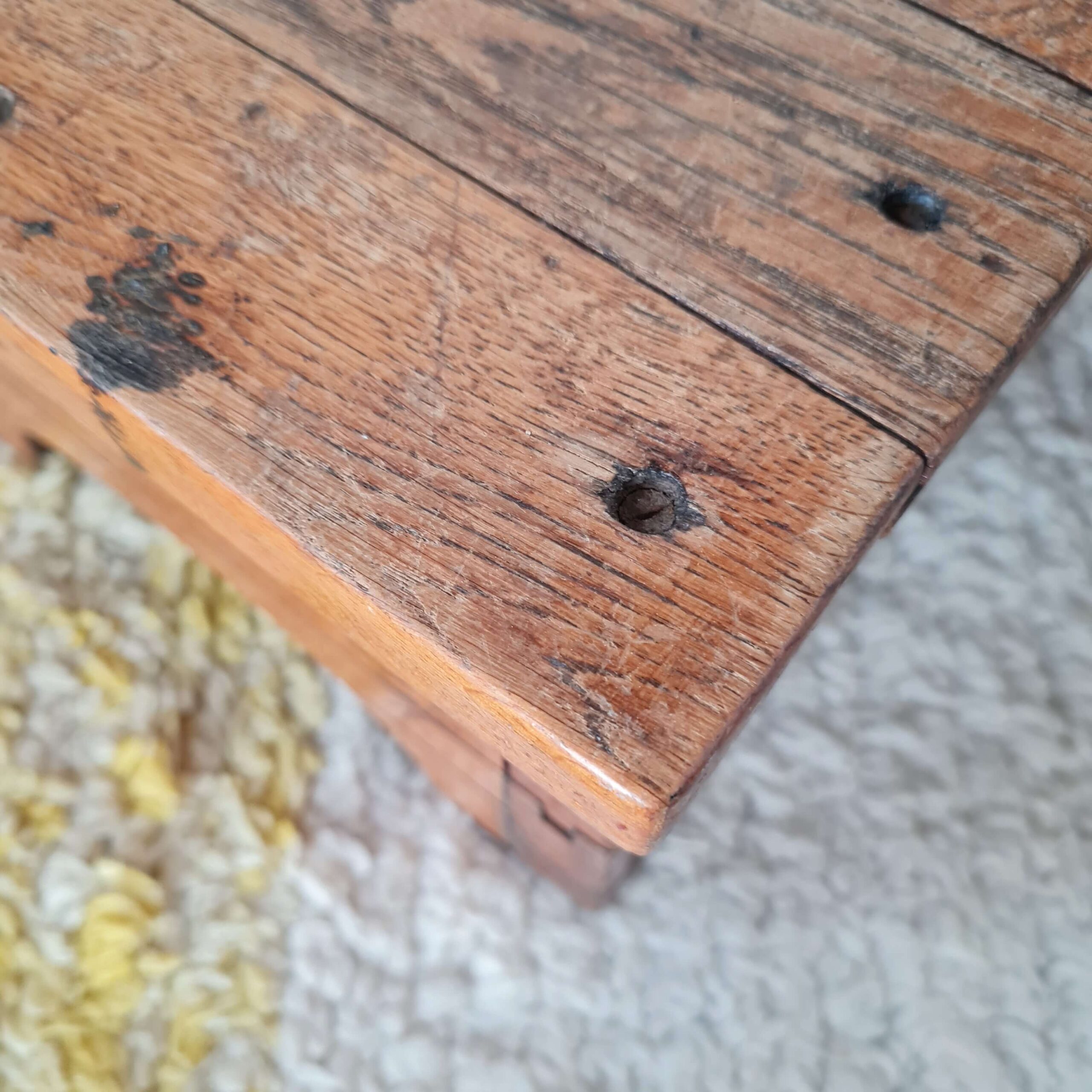 détail mini banc ancien en bois massif