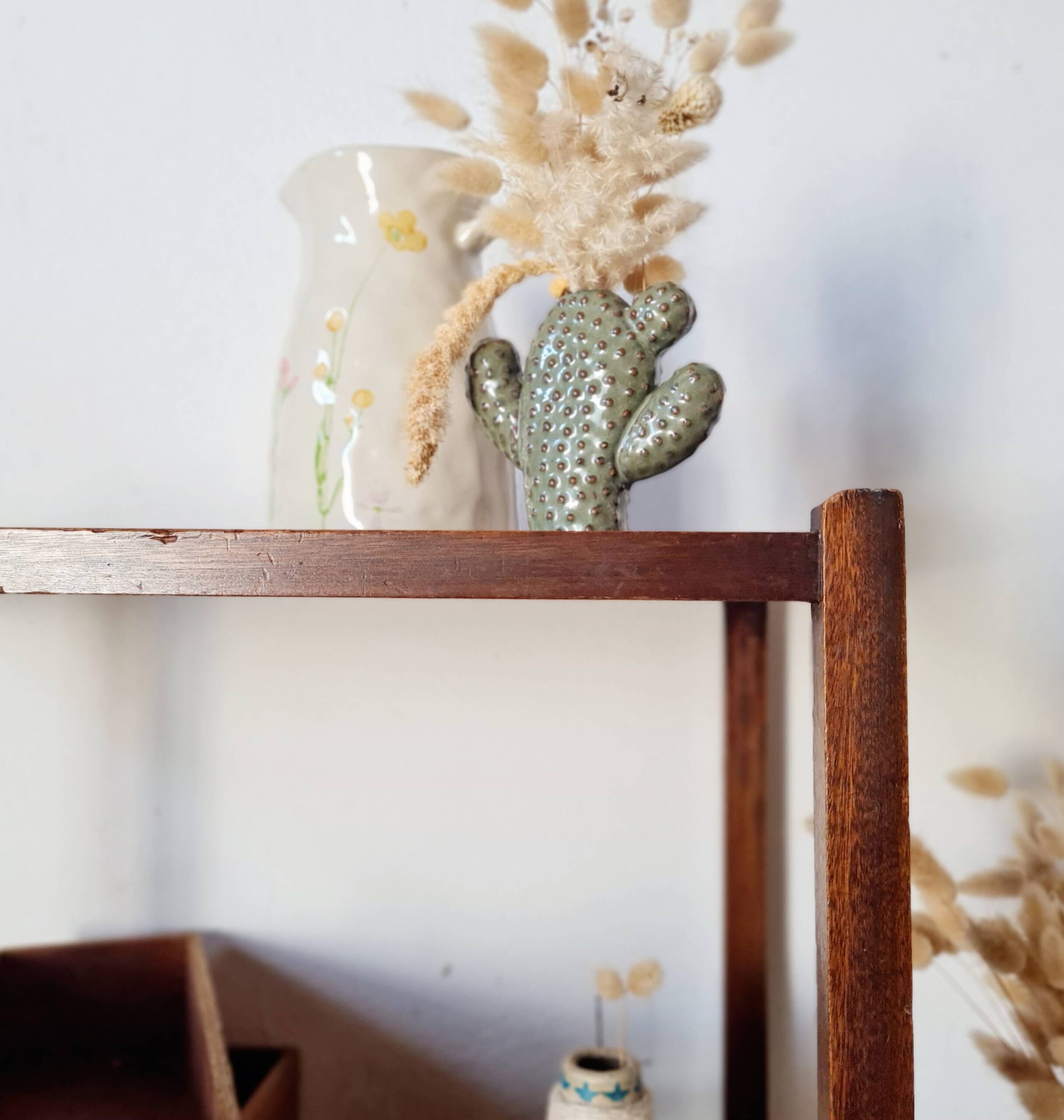détail montants d'une petite table nacienne en bois