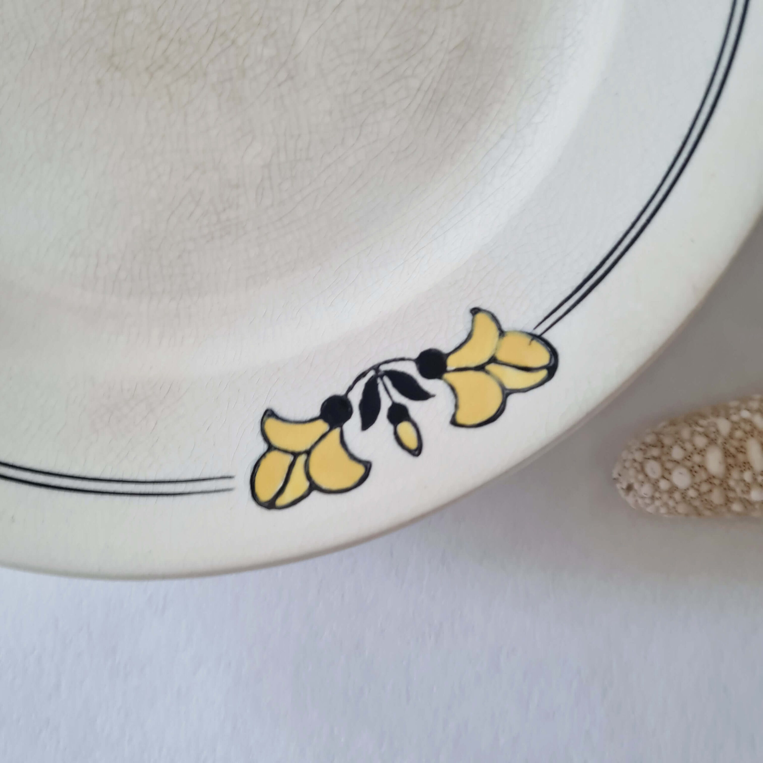 detail-motif-floral-jaune-noir-compotier-vintage.jpg