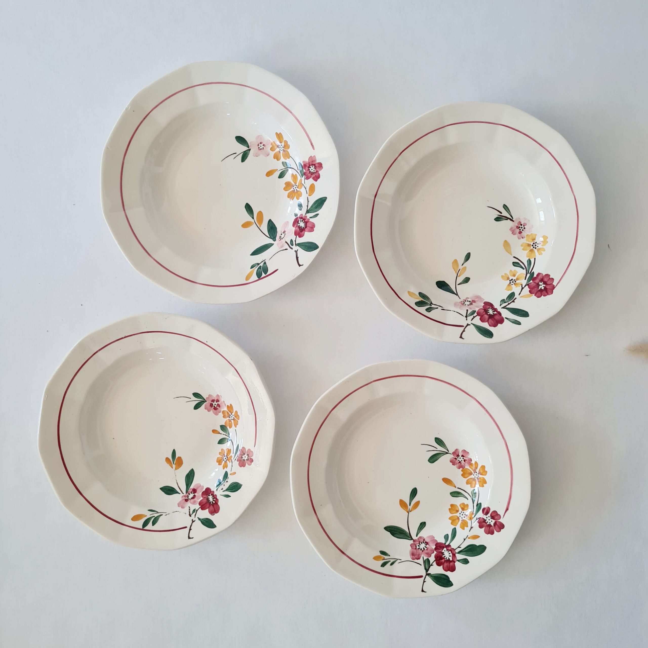 Lot de 4 assiettes creuses anciennes en faïence Sarreguemines usine de Bitche à décor floral