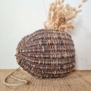 Panier de pêcheur traditionnel en vannerie d'osier tressé avec bandoulière en corde
