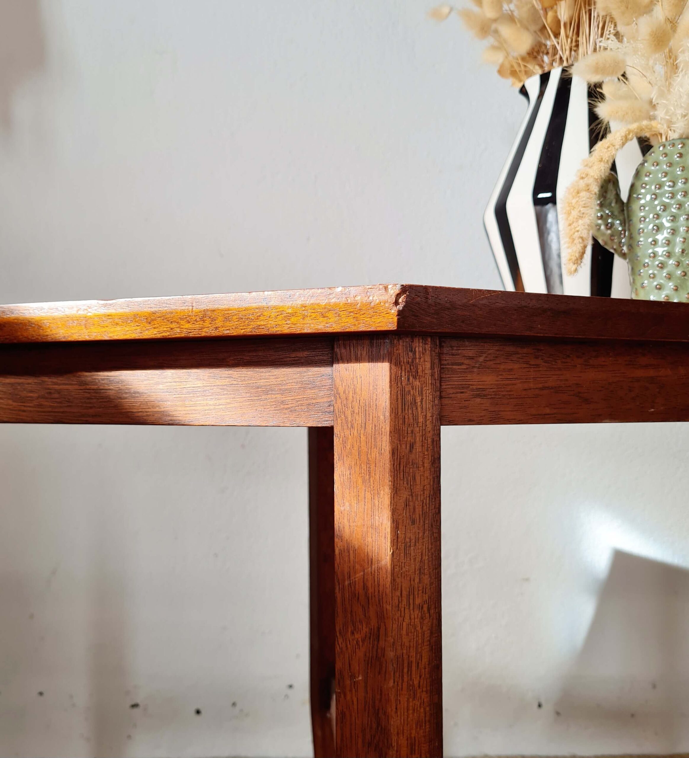 Gros plan sur la patine du bois et les finitions de la table d'appoint