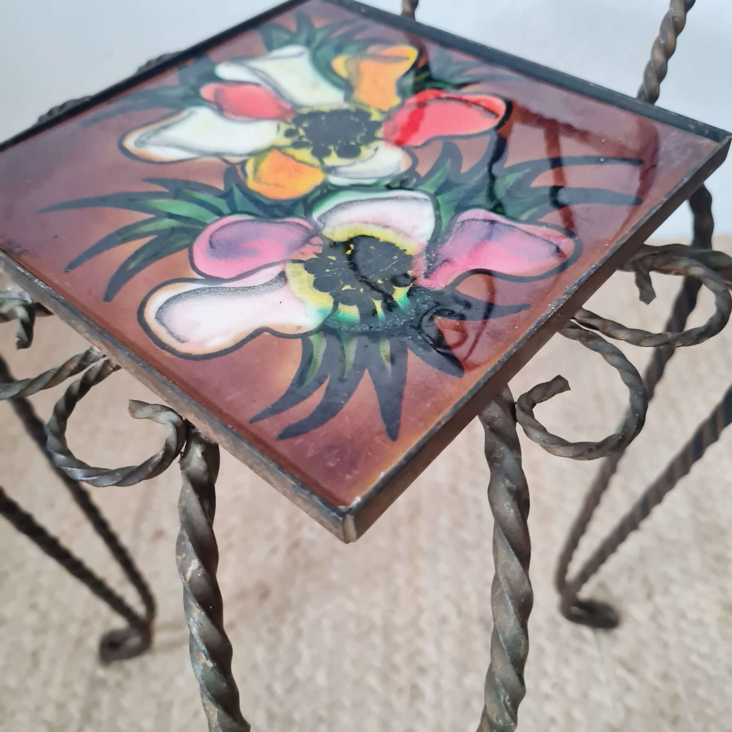 ravissante petite sellette avec carreau céramique motifs fleuris