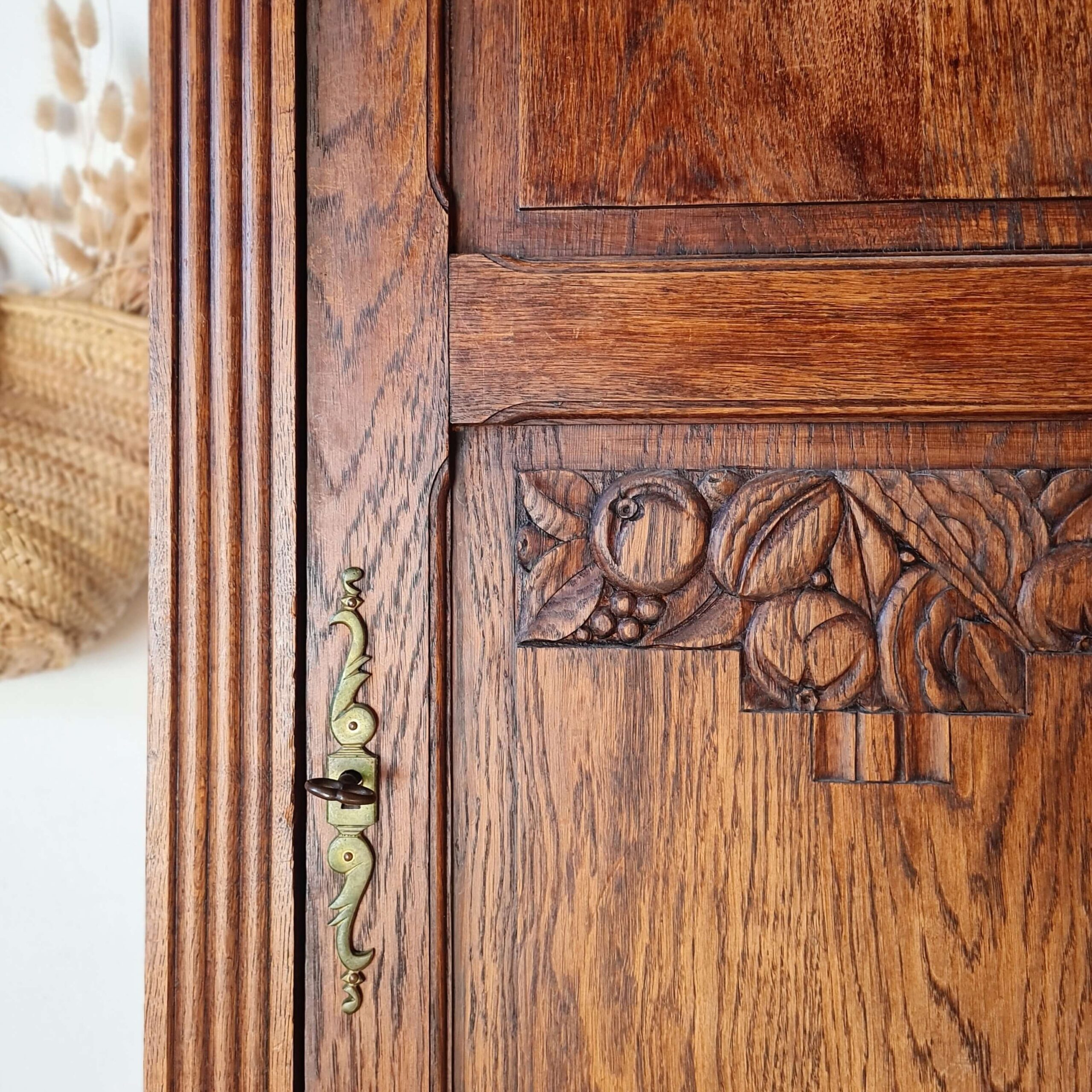 Serrure d'origine en laiton et sculptures végétales sur porte en chêne