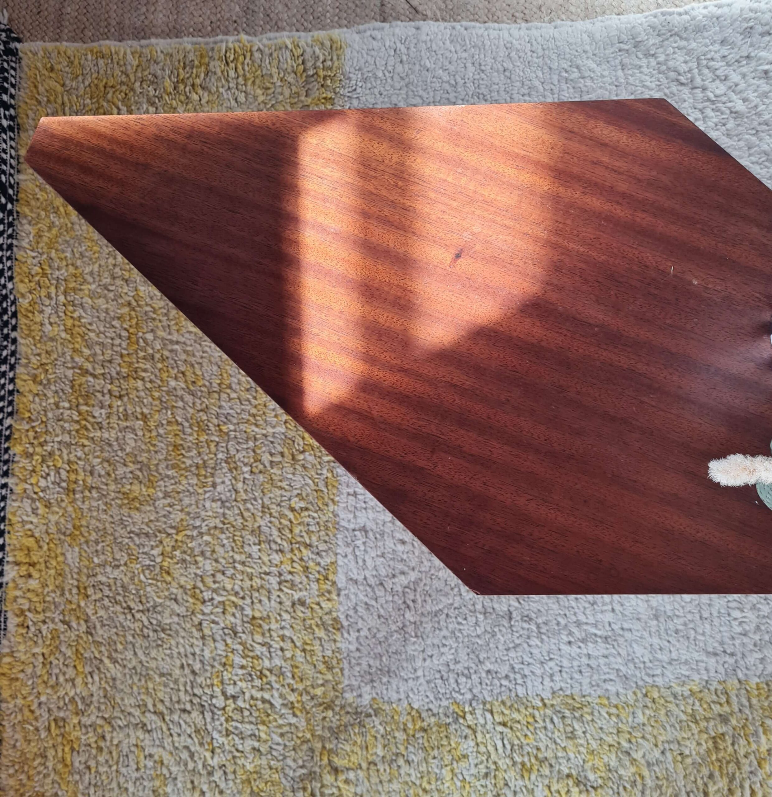 Détail de la découpe en pointe du plateau géométrique en bois vintage